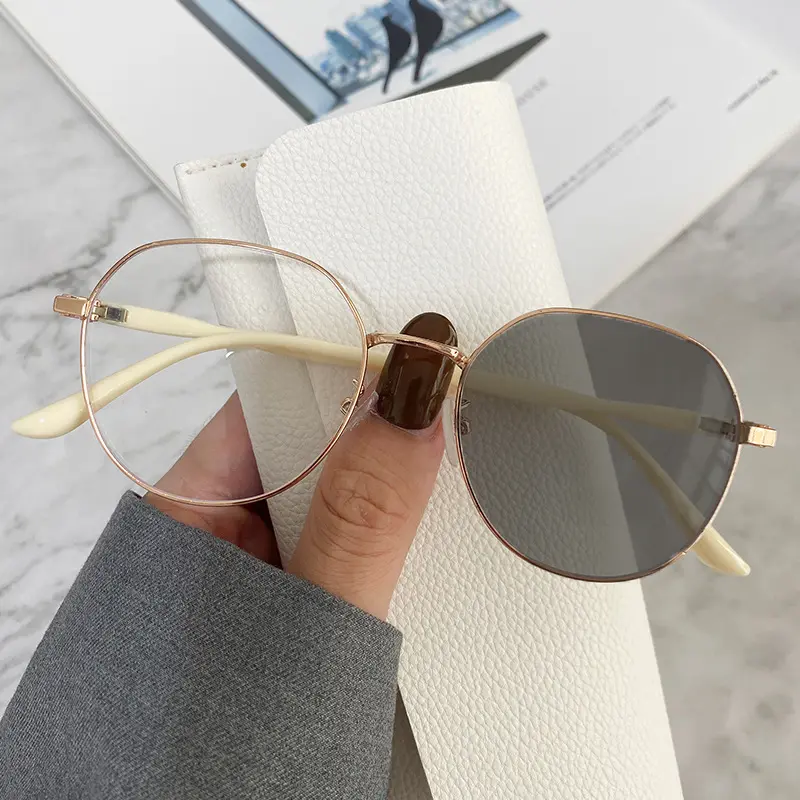 Photochromic Blue Light Blocking Glasses Women UV400 Anti Glare Retro Round Metal Glasses Frame Vintage Anti blue light Computer