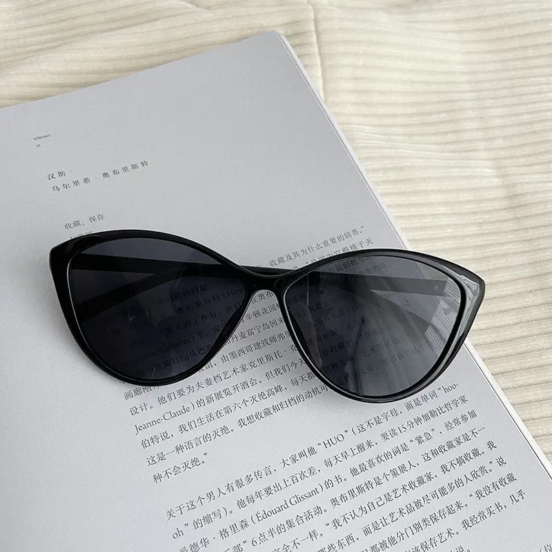 2024 Retro Cat Eyes Ultra Light Sunglasses Trendy Personalized Women TR90 Sunglasses UV Resistant Travel Outdoor Sunglasses