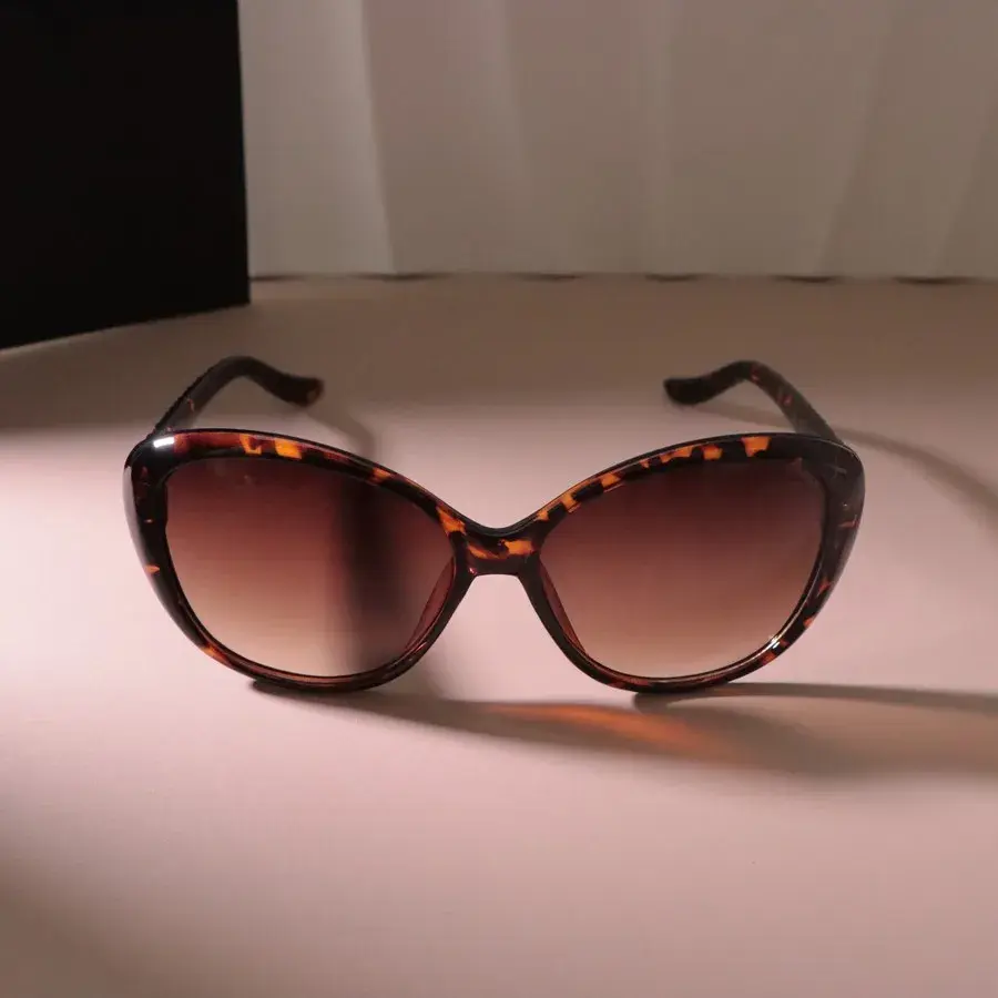 Luxurious Cat Eye Frame Sun Glasses Women Men Square Sunglasses Female Casual Black Colors Mirror Designer Brand Fashion