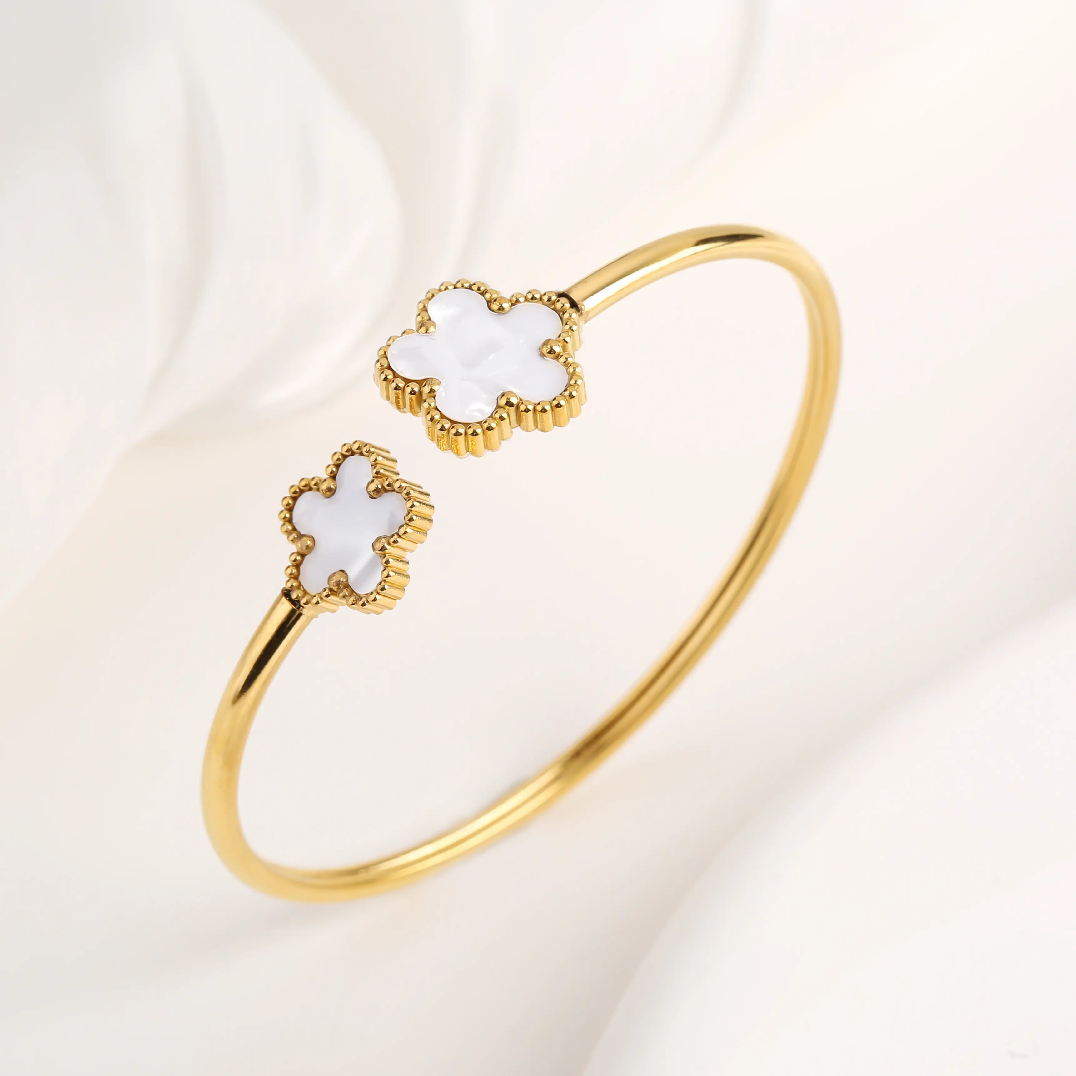 Gold-Plated Stainless Steel Five-Leaf Flower Open Bangle Luxury For Woman Girl Party Lucky Jewelry Accessories Daily Wear Clover