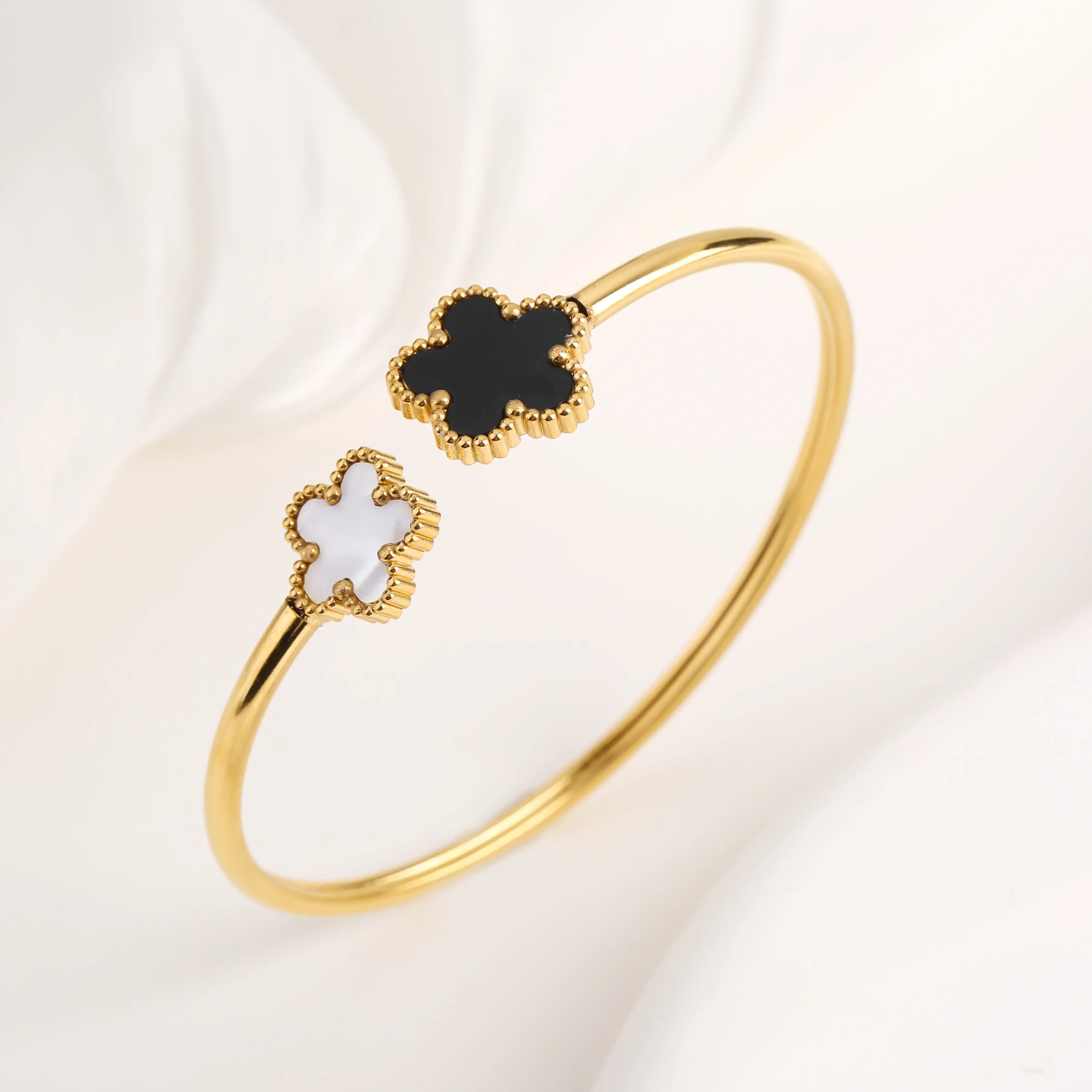 Gold-Plated Stainless Steel Five-Leaf Flower Open Bangle Luxury For Woman Girl Party Lucky Jewelry Accessories Daily Wear Clover