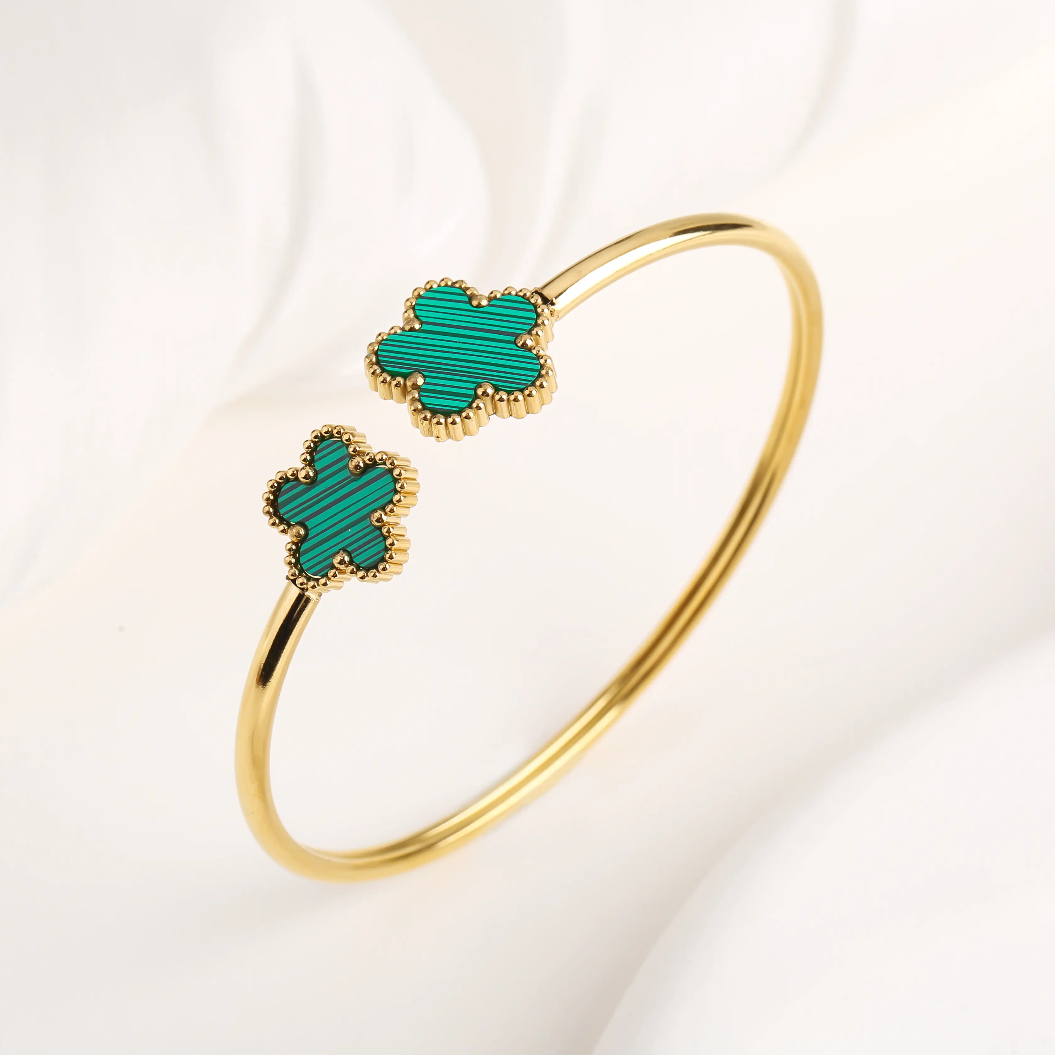 Gold-Plated Stainless Steel Five-Leaf Flower Open Bangle Luxury For Woman Girl Party Lucky Jewelry Accessories Daily Wear Clover