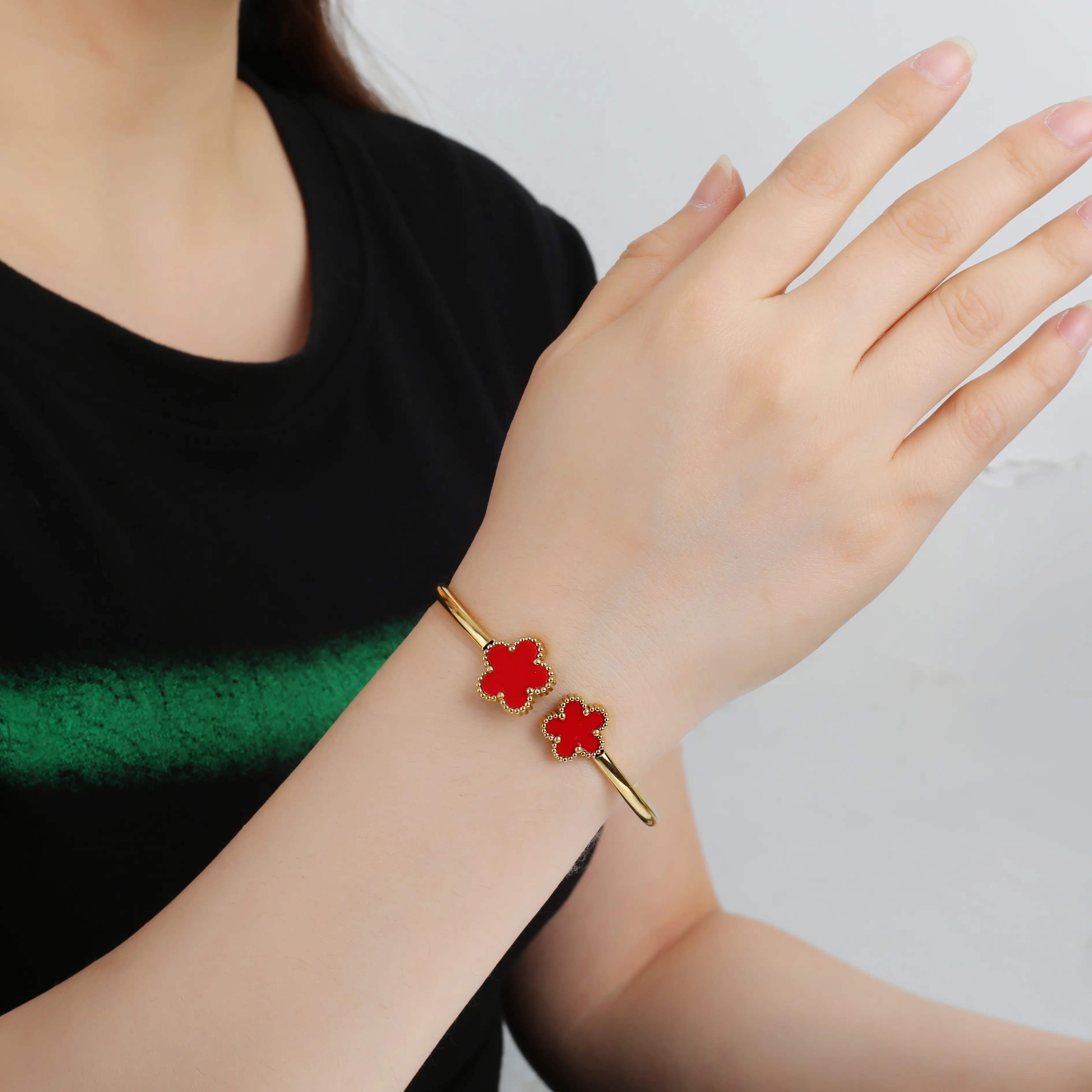 Gold-Plated Stainless Steel Five-Leaf Flower Open Bangle Luxury For Woman Girl Party Lucky Jewelry Accessories Daily Wear Clover