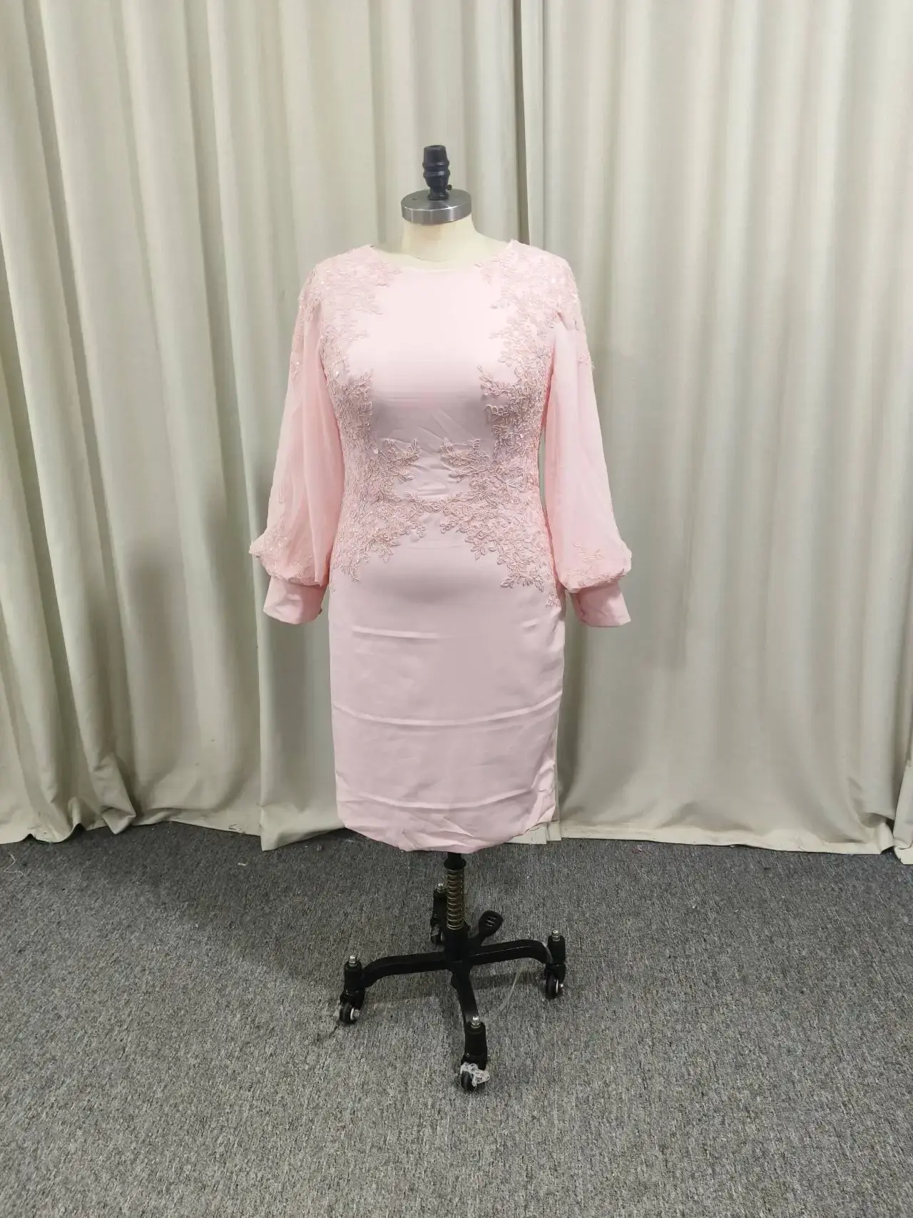 Customized Simple Scoop Neck Long Sleeve Mother of The Bride Dresses Lace Appliques Knee-Length Wedding Guest Gowns