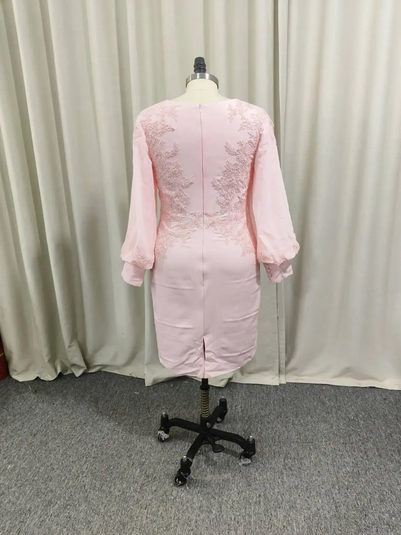 Customized Simple Scoop Neck Long Sleeve Mother of The Bride Dresses Lace Appliques Knee-Length Wedding Guest Gowns
