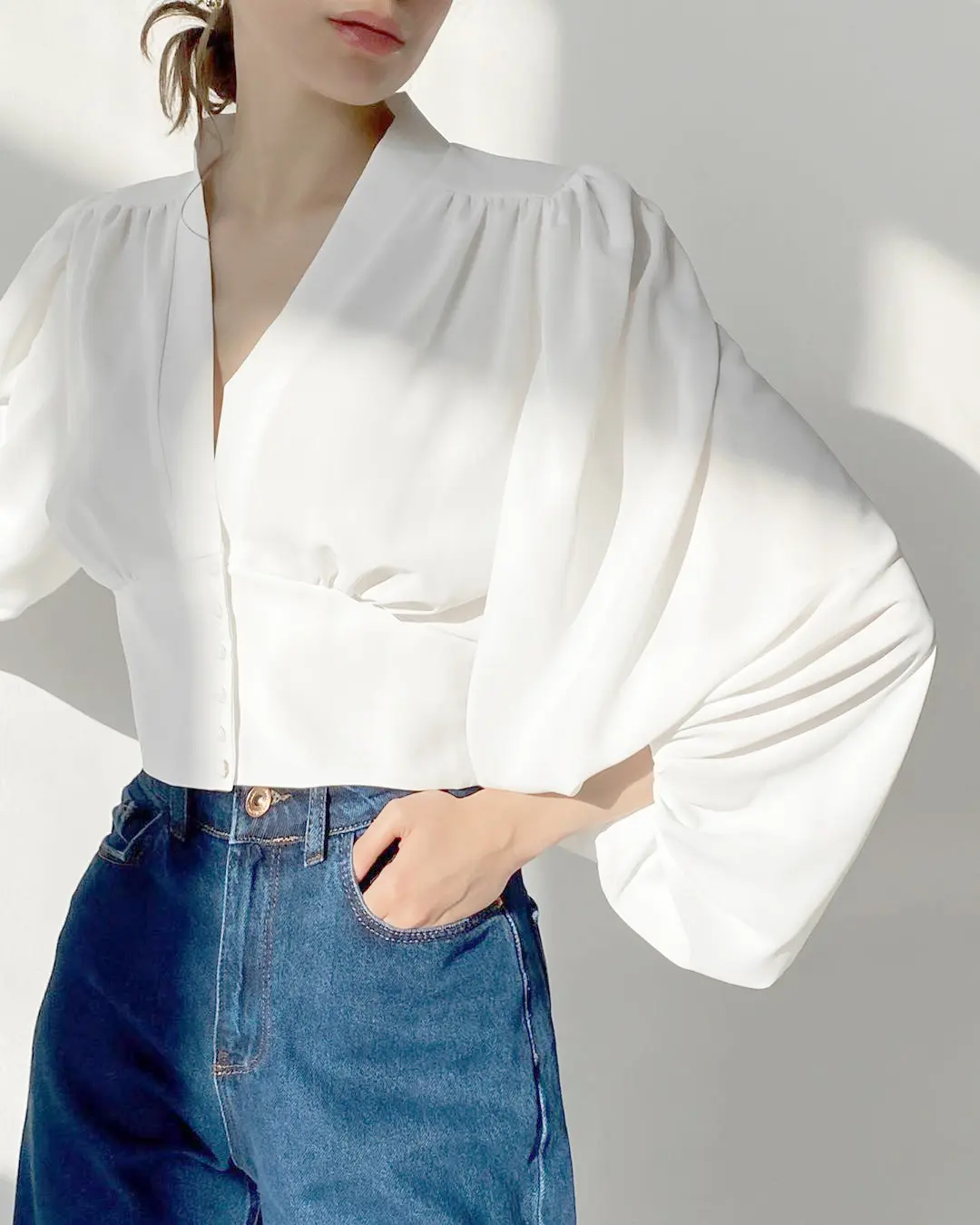 New French V-neck lantern sleeve shirt for summer 2025, fashionable and casual, solid color, versatile long sleeved shirt