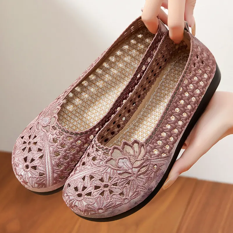 Women's shoes with soft soles, breathable Hanfu shoes in spring and autumn, fabric shoes, women's ethnic style embroidered shoes
