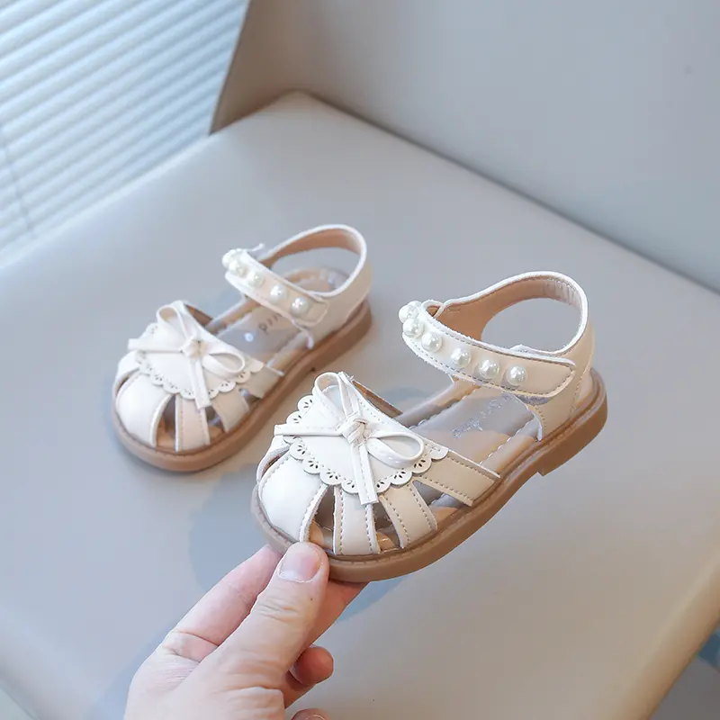 Girls Sandals 2025 Summer Kids Beach Shoes Toe-capped Anti-kick with Bow-knot Hollow with Pearls Beaded Princess Sweet Chic Soft