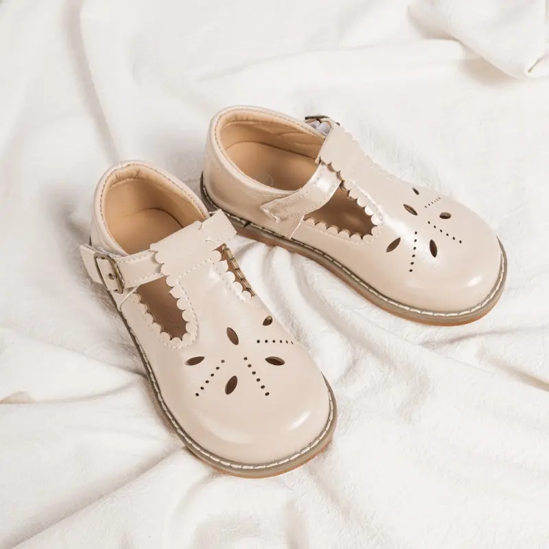 Trend Fashion Little Girls Leather Shoes Classic Hollow-out Children Causal Shoes Versatile T-strap Kids Flat Shoes Simple Soft