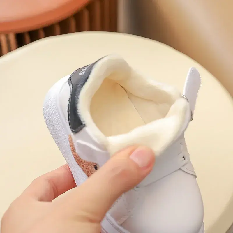 2024 Children Flats Shoes for Winter All-match Velvet Kids Sneakers Cute Cartoon Bear Boys Girls White tenis Shoes Child G10231