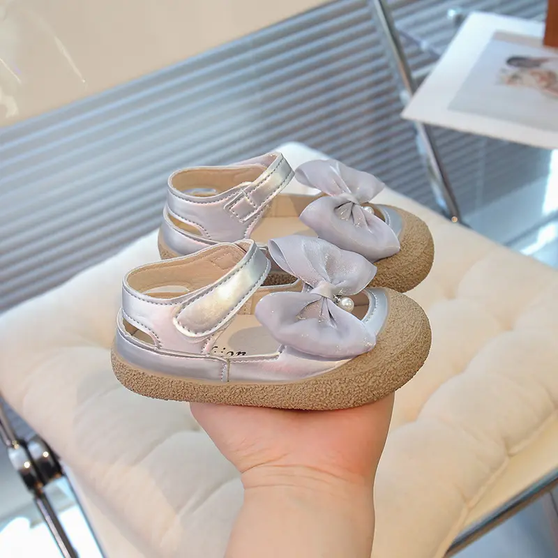 2025 Girl Flat Bottom Wrap Toe Sandals Children Summer Outwear Round Head Holiday Shoes with Bow-tie Pearl Princess Shoes I05101