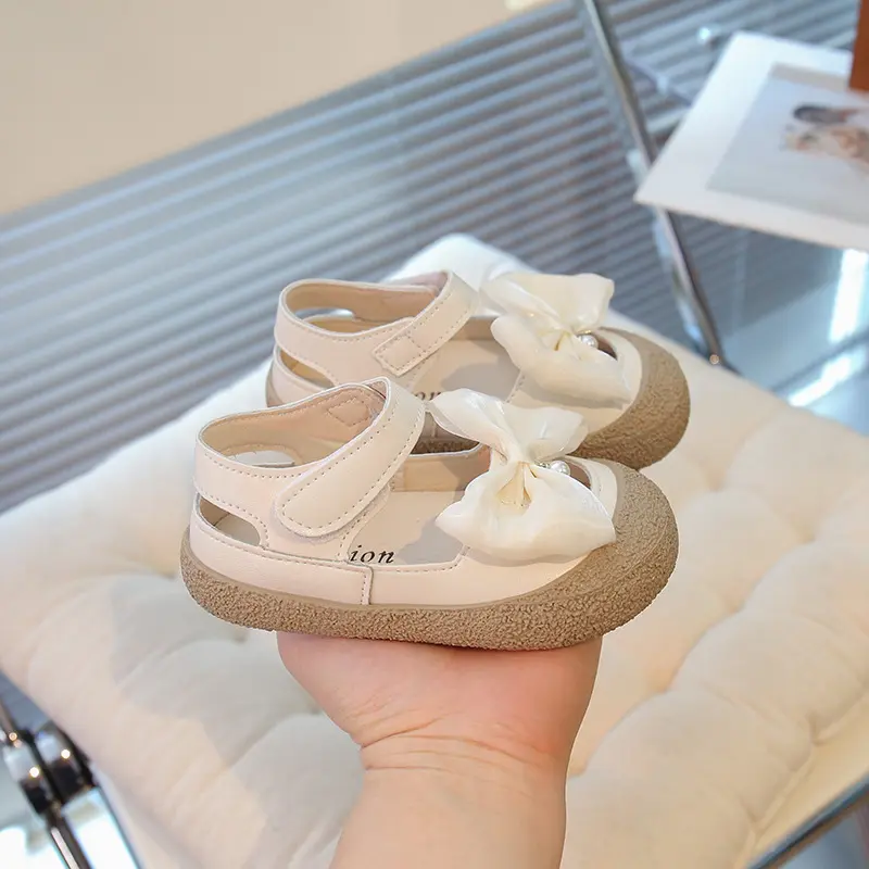 2025 Girl Flat Bottom Wrap Toe Sandals Children Summer Outwear Round Head Holiday Shoes with Bow-tie Pearl Princess Shoes I05101