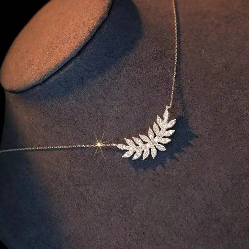 Huitan Delicate Leaf Pendant Necklace Women Luxury Inlaid Crystal Cubic Zirconia Aesthetic Wedding Engagement Fashion Jewelry