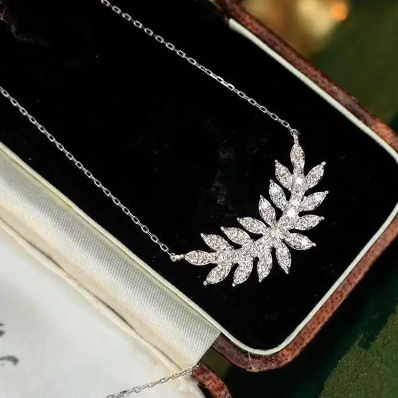 Huitan Delicate Leaf Pendant Necklace Women Luxury Inlaid Crystal Cubic Zirconia Aesthetic Wedding Engagement Fashion Jewelry