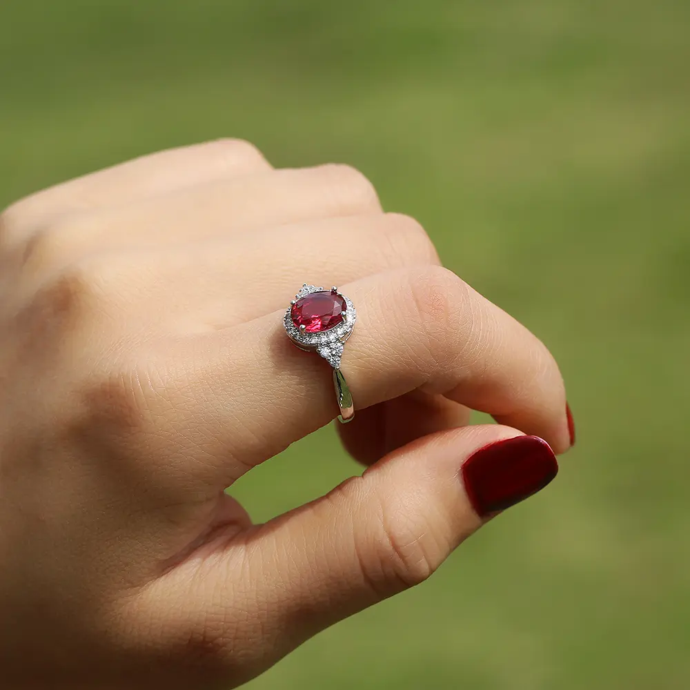 Huitan Dazzling Cubic Zirconia Women Rings Romantic Oval Red Stone Engage Wedding Ring Valentines Gift for Lover Fashion Jewelry