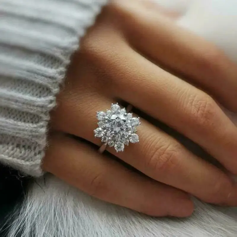 Huitan Snowflake Shaped Cubic Zirconia Rings for Women Newly Designed Bling Bling Wedding Band Accessories Party Fashion Jewelry