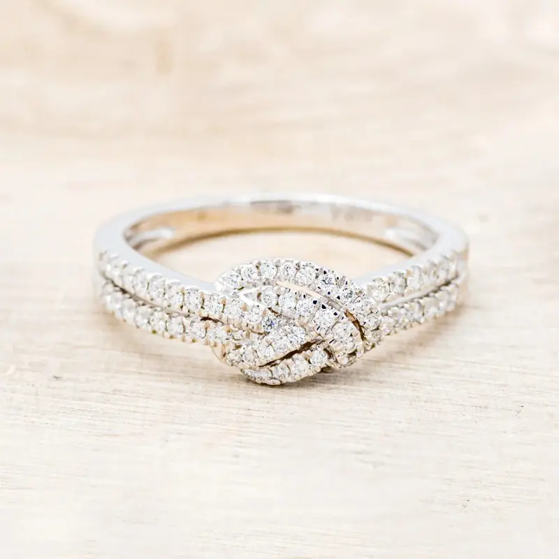 Huitan Novel Knot Design Cubic Zirconia Crystal Rings for Women Silver Color Luxury Trendy Female Accessory Wedding Band Jewelry