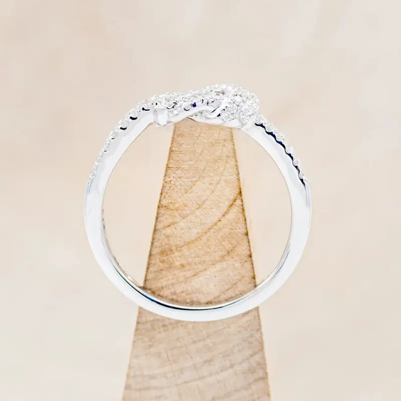 Huitan Novel Knot Design Cubic Zirconia Crystal Rings for Women Silver Color Luxury Trendy Female Accessory Wedding Band Jewelry