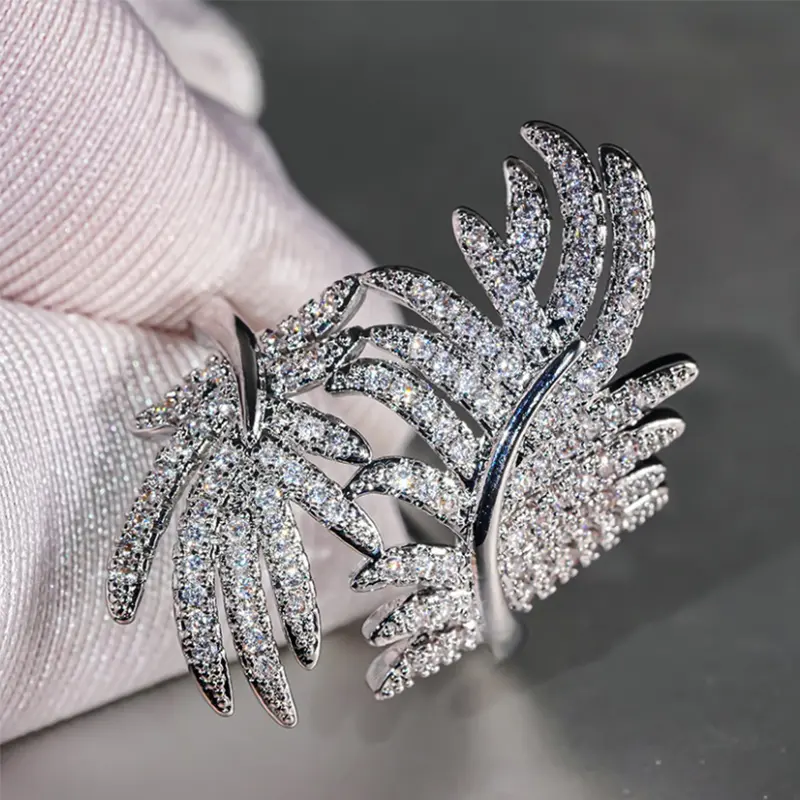 Huitan Gorgeous Bling Bling Crystal CZ Rings Lady Luxury Wedding Party Accessories Female Dainty Finger Jewelry for Anniversary