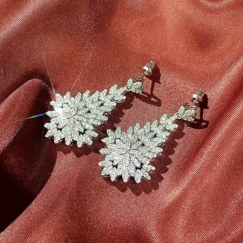 Huitan Luxury Big Leaf Drop Earrings Women Temperament Elegant Lady's Ear Dangle Earrings for Party Brilliant CZ Jewelry 2022