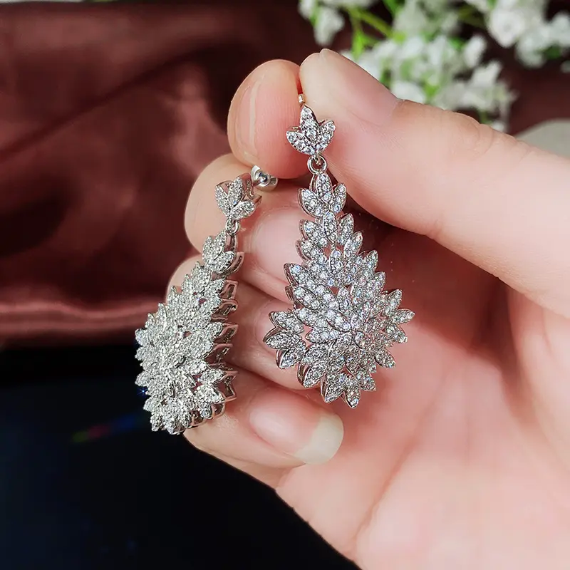 Huitan Luxury Big Leaf Drop Earrings Women Temperament Elegant Lady's Ear Dangle Earrings for Party Brilliant CZ Jewelry 2022