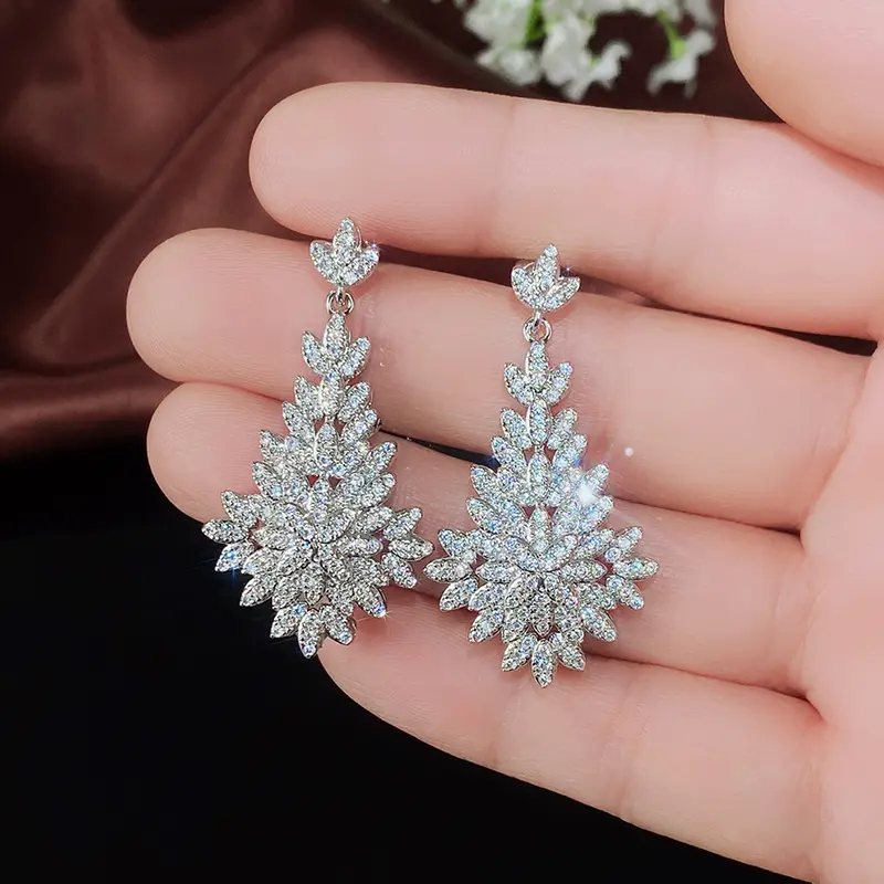 Huitan Luxury Big Leaf Drop Earrings Women Temperament Elegant Lady's Ear Dangle Earrings for Party Brilliant CZ Jewelry 2022