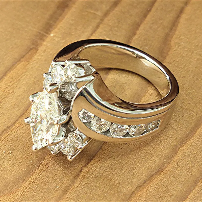 Huitan Chic Engagement Rings for Women Cross Design Inlaid Bling Bling CZ Elegant Lady's Ring Ceremony Party Fashion Jewelry New