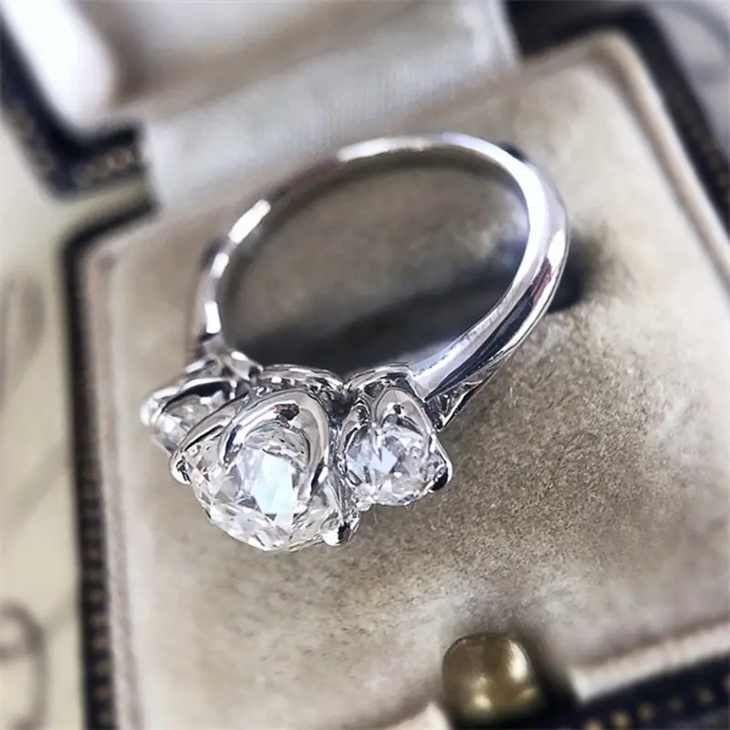 Huitan Fashion Contracted Design Wedding Band Rings for Women Sparkling Crystal Cubic Zirconia Engagement Ring Party Hot Jewelry