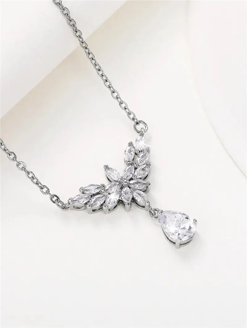Huitan Aesthetic Women Necklace Engagement Wedding Party Elegant Neck Accessories Crystal Cubic Zirconia Luxury Fashion Jewelry