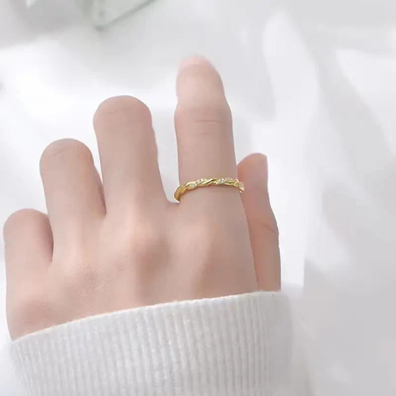Huitan Fashion Gold Color Twist Ring Female Trendy Wedding Band Jewelry with Shiny Zirconia Stylish Accessories for Engagement