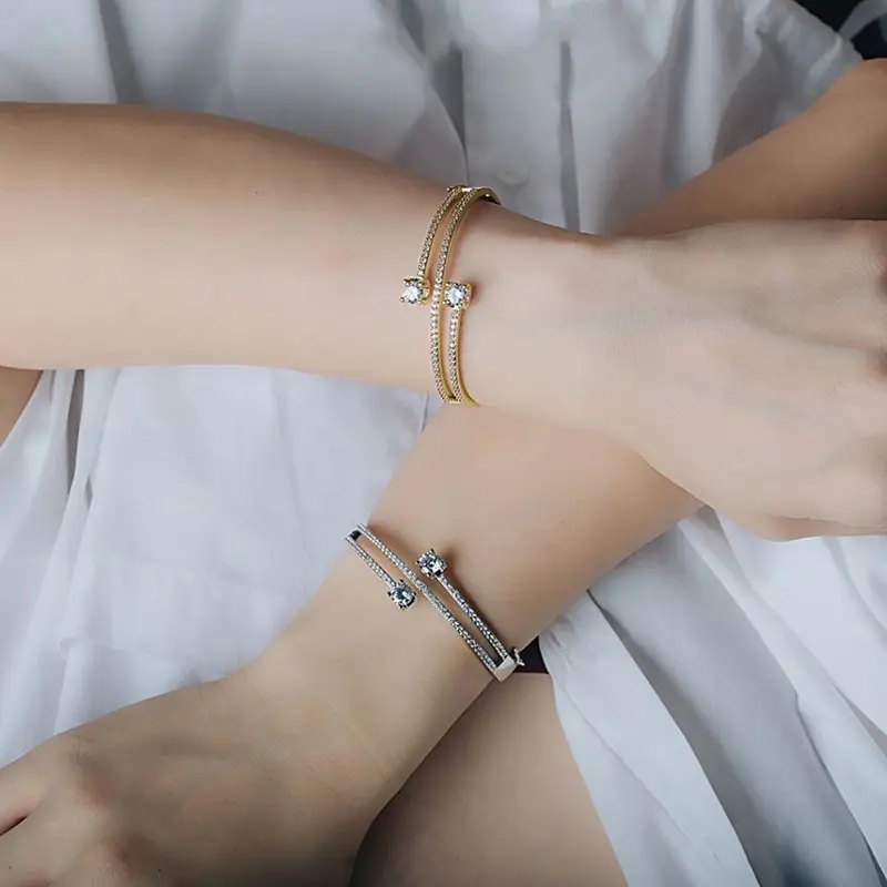 Huitan Temperament Luxury Female Bangles for Party Women Wedding Ceremony Jewelry Gorgeous Women's Hand Bracelets Accessories