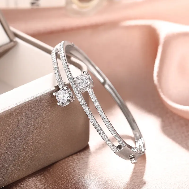 Huitan Temperament Luxury Female Bangles for Party Women Wedding Ceremony Jewelry Gorgeous Women's Hand Bracelets Accessories