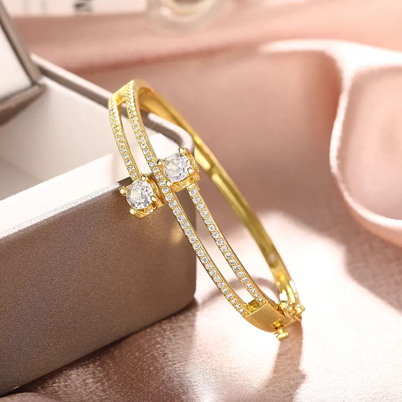 Huitan Temperament Luxury Female Bangles for Party Women Wedding Ceremony Jewelry Gorgeous Women's Hand Bracelets Accessories