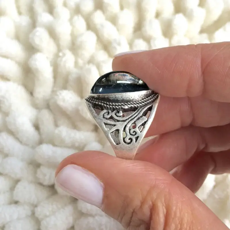 Huitan Retro Party Finger Rings for Female Anniversary Ceremony Chic Big Oval Stone Jewelry for Women Vintage Style Accessories