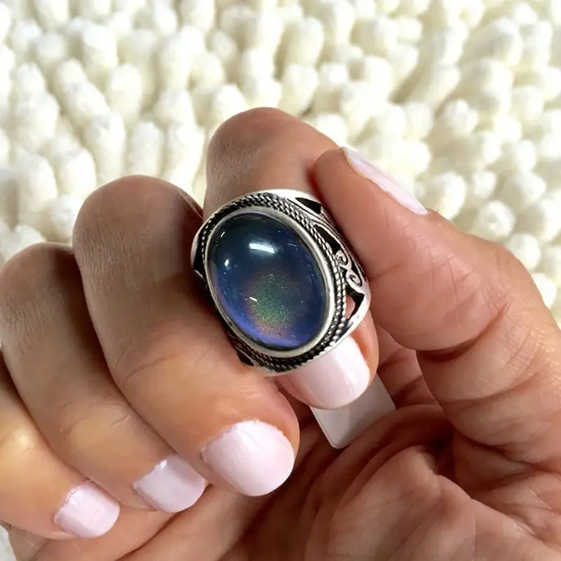 Huitan Retro Party Finger Rings for Female Anniversary Ceremony Chic Big Oval Stone Jewelry for Women Vintage Style Accessories