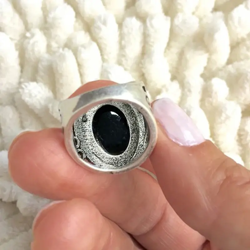 Huitan Retro Party Finger Rings for Female Anniversary Ceremony Chic Big Oval Stone Jewelry for Women Vintage Style Accessories