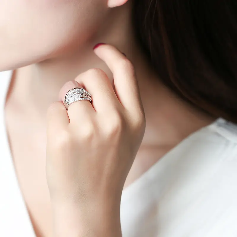 Huitan Newly Designed Two-tone Rings for Women Silver Color/Rose Gold Color Fashion Luxury Wedding Party Ladies Rings Jewelry