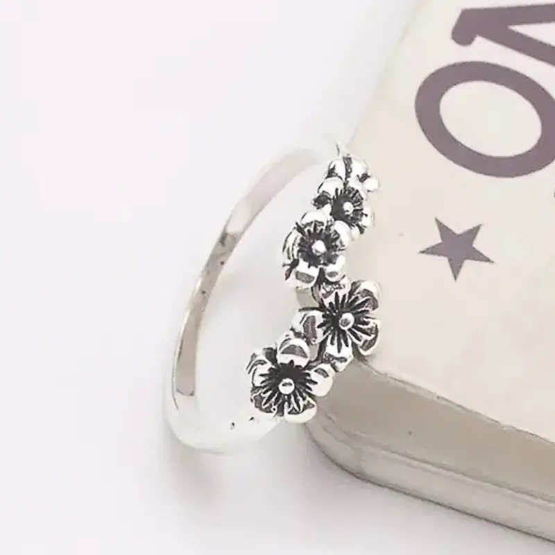Huitan Exquisite Flowers Rings for Women Antique Silver Color Temperament Sweet Girls Finger Accessories Wedding Trend Jewelry