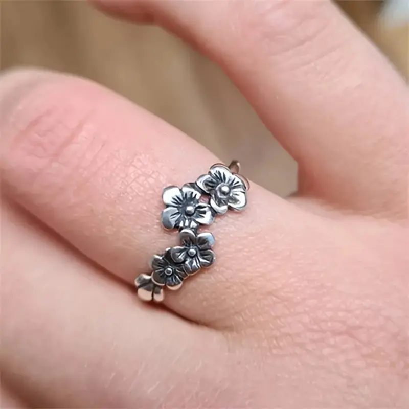 Huitan Exquisite Flowers Rings for Women Antique Silver Color Temperament Sweet Girls Finger Accessories Wedding Trend Jewelry