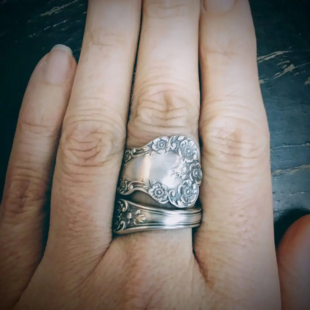Huitan Romantic Vintage Carved Flower Finger Ring for Women Birthday Gift Retro Party Metallic Style Accessories Ladies Jewelry
