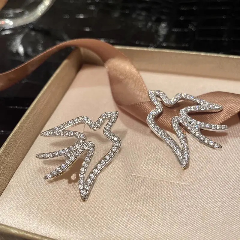 Huitan Swallow Stud Earrings New Creative Bird Ear Stud Silver Color Luxury Trendy Cubic Zircon Earrings for Women Party Jewelry