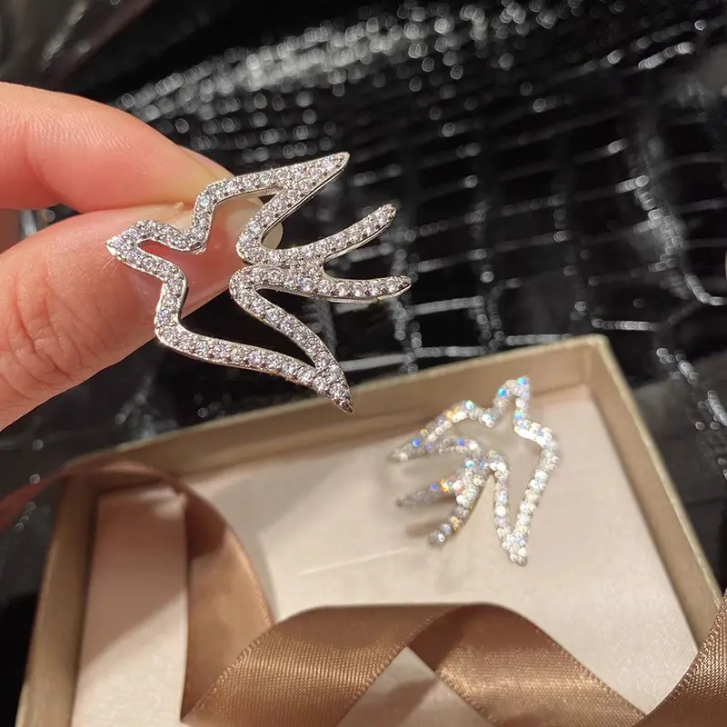 Huitan Swallow Stud Earrings New Creative Bird Ear Stud Silver Color Luxury Trendy Cubic Zircon Earrings for Women Party Jewelry