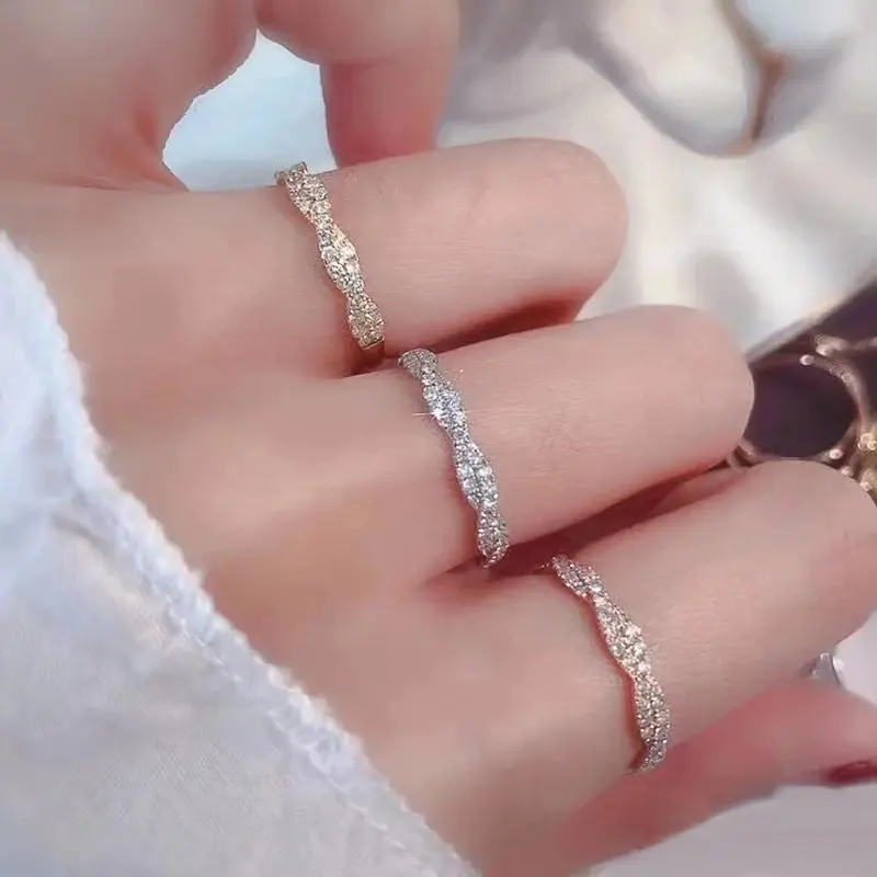 Huitan Exquisite Twist Band Finger-rings for Women Full with Bling Bling Cubic Zirconia Statement Female Wedding Band Jewelry