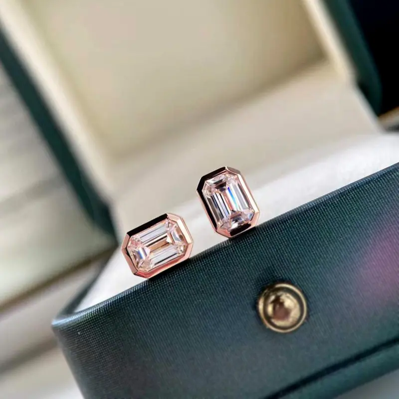 Huitan Versatile Trendy Ear Stud Lady Daily Wearable Earrings Accessories with Dazzling Zirconia Fashion Engagement Jewelry Gift