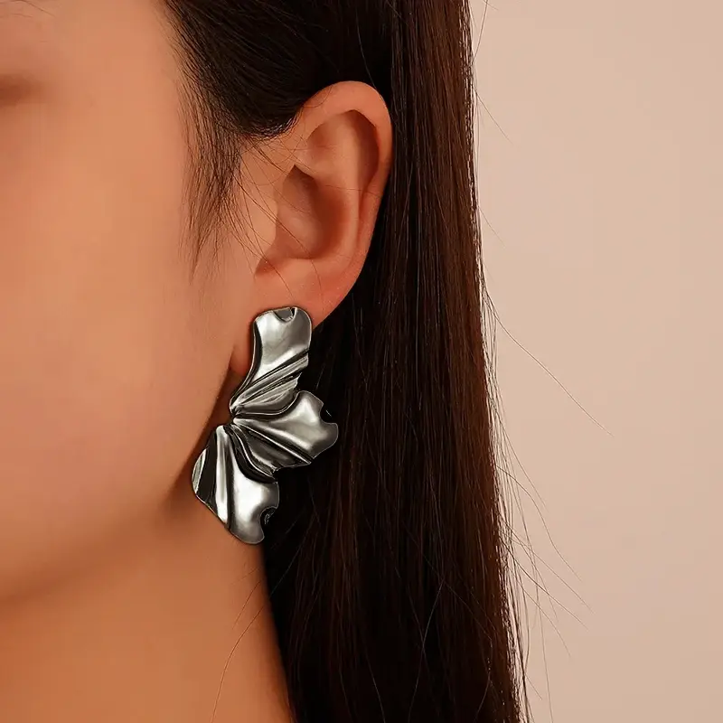 Huitan New Designed Glossy Flower Female Drop Earrings Attractive Swanking Jewelry for Party Trendy Charms Piercing Accessories