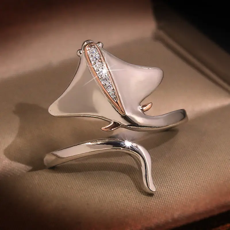Huitan Hip Hop Rings for Women Cute Fish Animal Shaped Two Tone Design Shiny CZ Opening Adjustable Rings Party Jewelry Wholesale