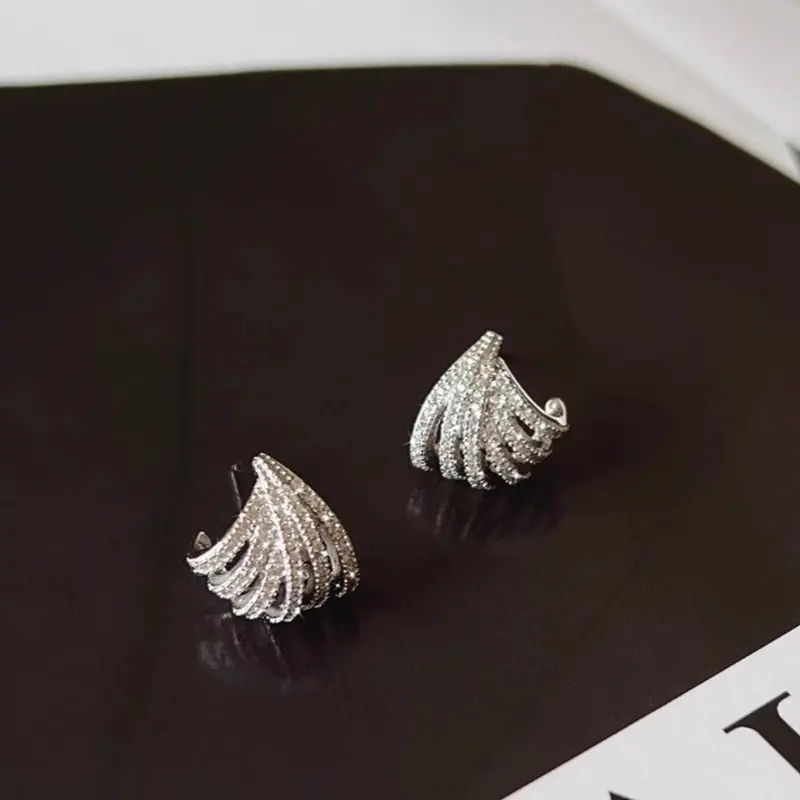 Huitan Exquisite Claw Stud Earrings for Women Silver Color Sparkling Cubic Zirconia Luxury Trendy Female Accessories Hot Jewelry