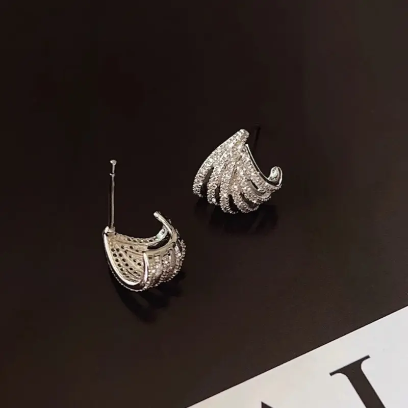 Huitan Exquisite Claw Stud Earrings for Women Silver Color Sparkling Cubic Zirconia Luxury Trendy Female Accessories Hot Jewelry