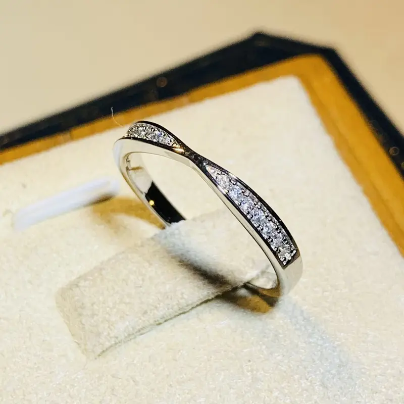 Huitan Fashion Contracted Women Finger Rings Thin Band with Shiny Crytsal CZ Exquisite Versatile Girls Accessories Hot Jewelry