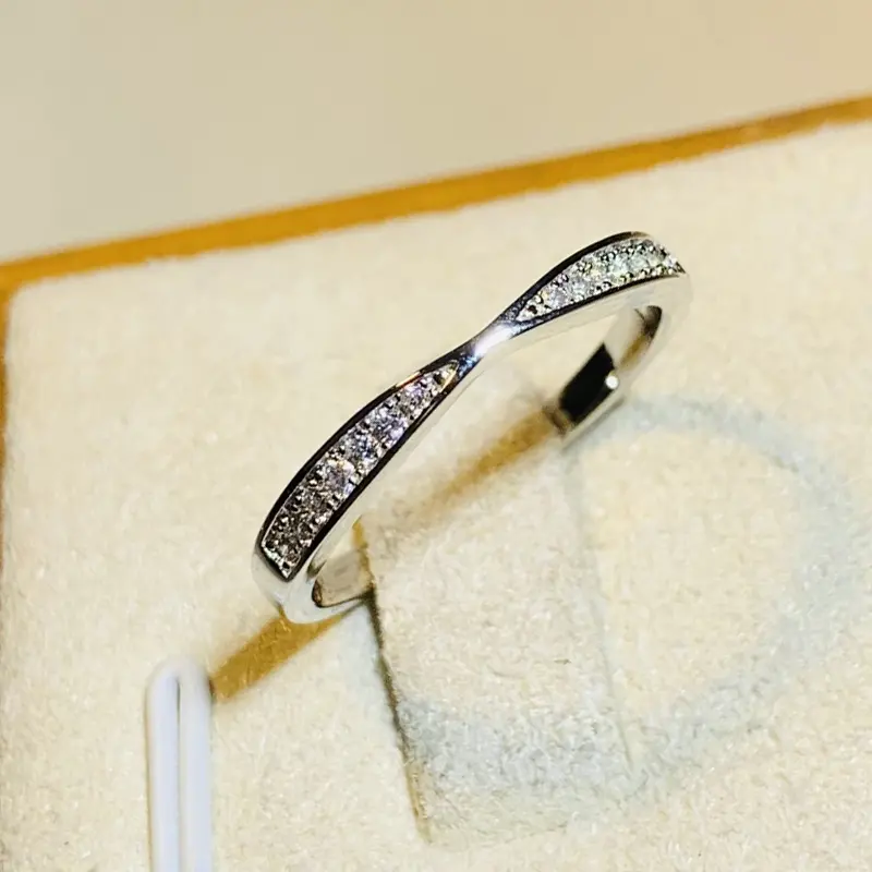 Huitan Fashion Contracted Women Finger Rings Thin Band with Shiny Crytsal CZ Exquisite Versatile Girls Accessories Hot Jewelry